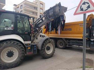 Akeniz’de caddeye dökülen tekstil atıkları kısa sürede temizlendi