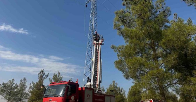 Mersin’de yüksek gerilim direğinde mahsur kalan işçi kurtarıldı