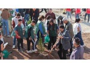 Mersin’de 500 fidan toprakla buluşturuldu