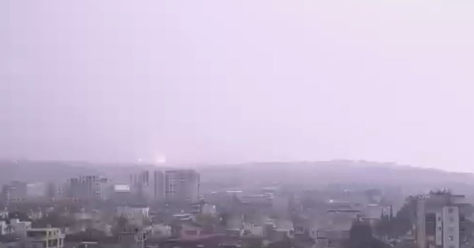 Hatay’da yıldırımın düşme anı kameraya yansıdı