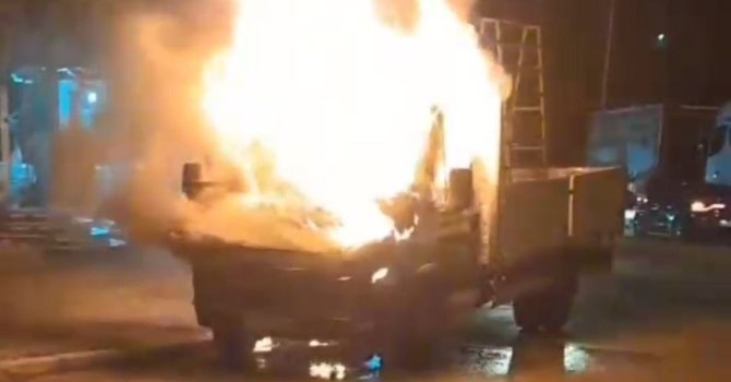 Park halindeki kamyonet alevlere teslim oldu