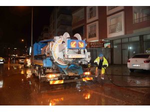 MESKİ, taşkın nedeniyle kapanan yolu anında ulaşıma açtı
