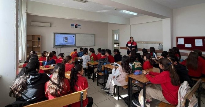 Mersin’de jandarmadan öğrencilere siber farkındalık semineri