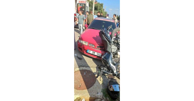 Motosiklet, ’U’ dönüşü yapan otomobile çarptı: 2 yaralı
