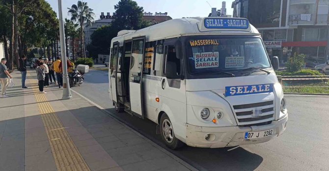 Minibüse çarpmamak için motosikleti devirdi: 1 yaralı