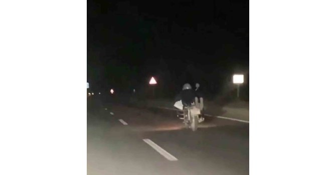 Motosikleti yüzüstü uzanarak kullanan sürücüye 5 bin 146 TL ceza