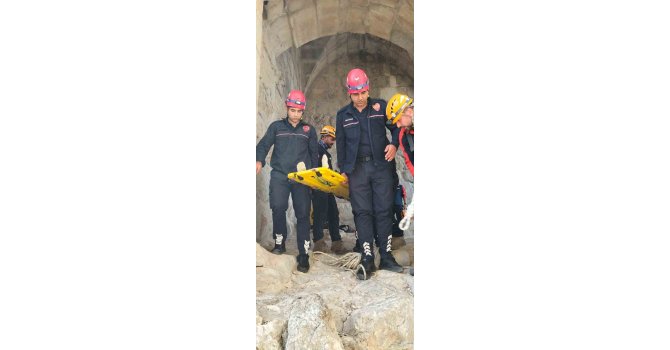 Tarihi kaleye çıkarken ayağı kırıldı, sedyeyle 1 kilometre taşınarak hastaneye kaldırıldı