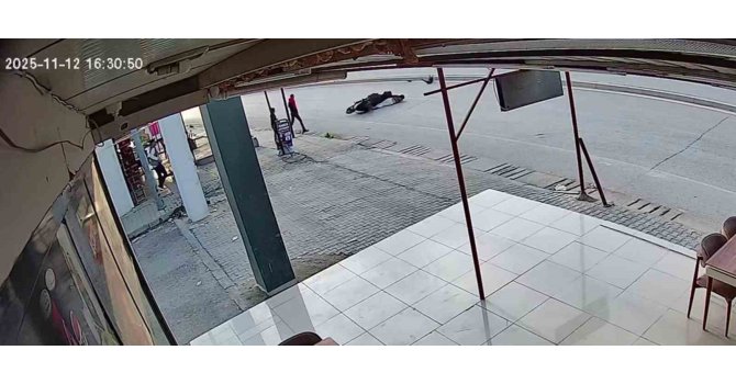 Sokak köpeğine çarpan motosikletli metrelerce sürüklendi