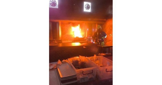 Dönercide kızartma makinesi alevlere teslim oldu