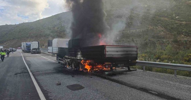 Mermer yüklü tır alevlere teslim oldu