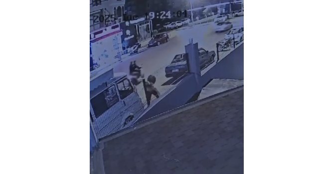 Alanya’da kaldırımdan geçen kadına yumruk ve bıçaklı saldırı güvenlik kamerasında