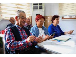 Dijital çağın kapıları yaş almış bireylere açılıyor: 60 yaş üzeri bireylere akıllı telefon kullanımı dersi
