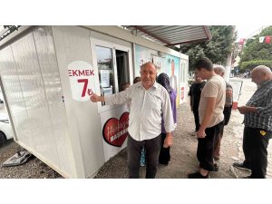 Fiyatın yarısından daha ucuza ekmek satınca metrelerce kuyruk oluştu