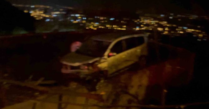 Osmaniye’de hafif ticari araç evin damına düştü: 4 yaralı