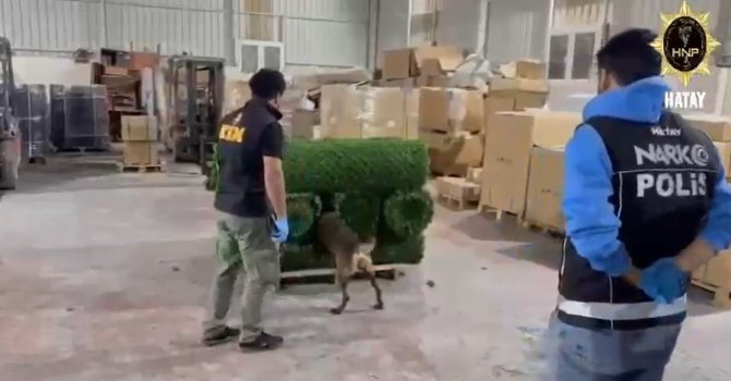 Binlerce uyuşturucu hapı yapay çimin içerisine sakladılar