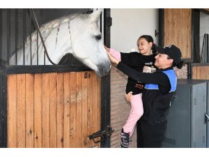 Polis lösemi hastası çocuklara at sevdirip, birlikte balon uçurdu
