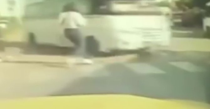 Genç kız ezilmekten son anda kurtuldu