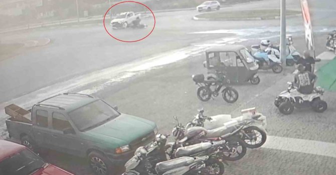 Kamyonetle çarpışıp motosikletiyle 25 metre sürüklendi, kask sayesinde hayata tutundu