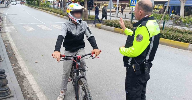 Trafik polisinden trafiği tehlikeye düşüren bisikletliye nasihat: "Bisiklete ceza yazılmaz diye düşünmeyin"