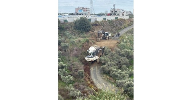 Samandağ’da beton mikseri yol kenarına devrildi