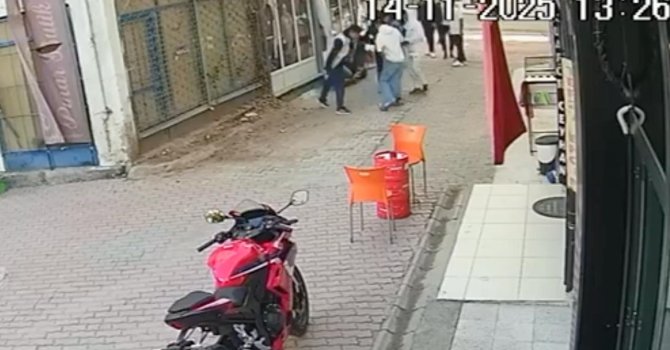 Gençlerin kavgası kanlı bitti: Bıçaklayıp, hiçbir şey olmamış gibi uzaklaştı