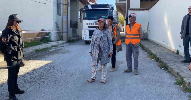 Metruk bina yıkımı yarıda kaldı, evime zarar geliyor dedi ortalığı birbirine kattı
