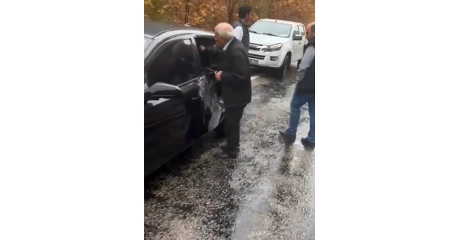 4 öğretmenin hayatını kaybettiği yola yine kaya parçası düştü, bir otomobil hasar gördü