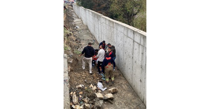 Hafif ticari aracın çarptığı genç kadın, kanala düşerek hayatını kaybetti