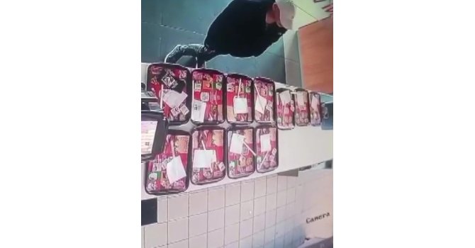 Yemek tepsisindeki cep telefonunu böyle çaldı