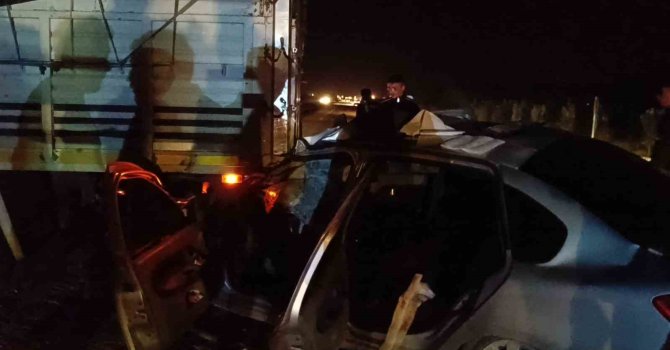 Otomobil kamyona çarptı: 2 yaralı