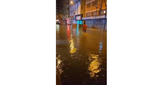 Hatay’da sağanak yağış caddeleri göle çevirdi