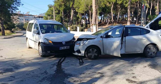 Manavgat’ta otomobiller kafa kafaya çarpıştı: 1 yaralı