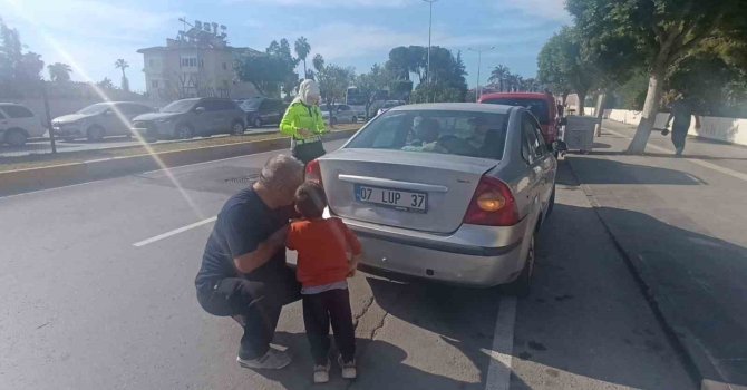 Babasının kazada hasar alan arabasını gören küçük çocuk gözyaşlarına boğuldu