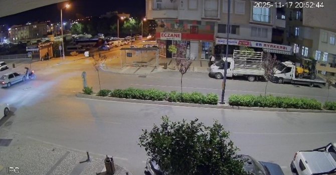 Motosikletli aracın üstünden takla atarak uçtu