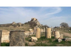 Kastabala Tiyatrosu’ndaki kazılarda yeni masklar ortaya çıkarıldı