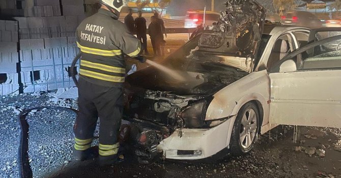Antakya’da otomobilin motor kısmı yandı