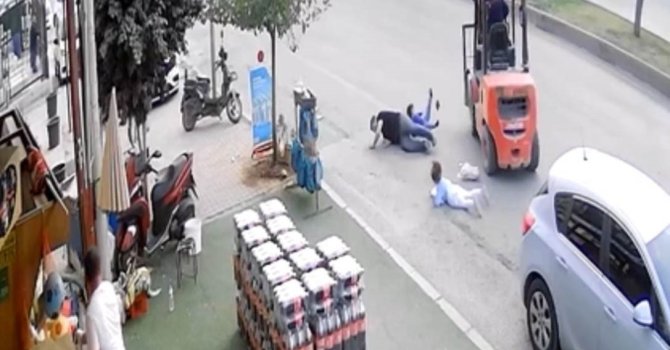 Ters şeritten gelen forklift baba ve çocuklarına çarptı