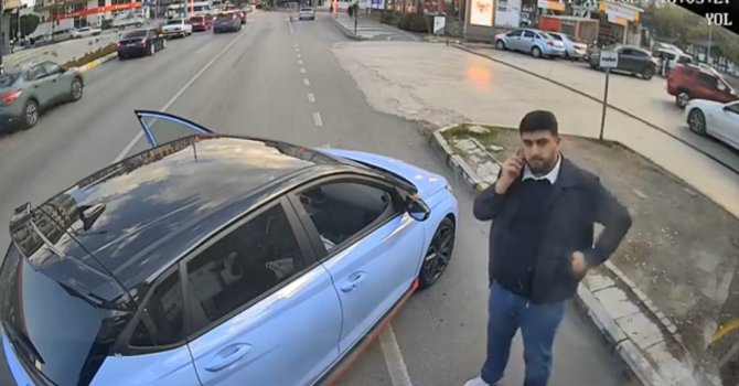 Kadın şoförün kullandığı otobüsün önünü kesen genç, "maganda" ilan edilmesine tepki gösterdi