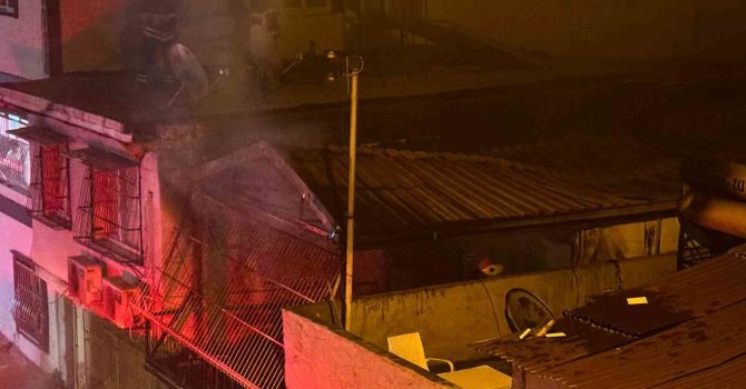 Adana’da müstakil ev alev alev yandı