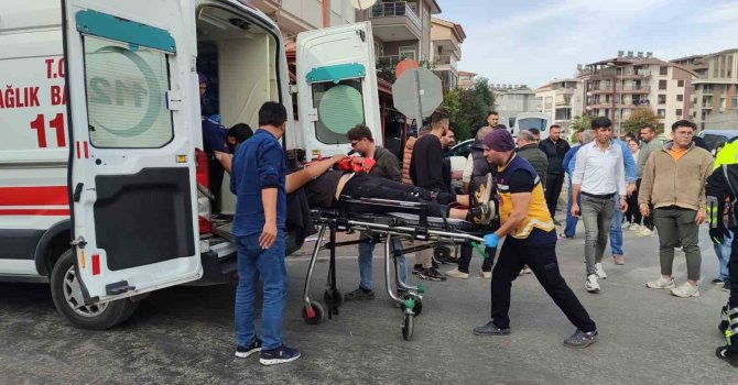 Kamyonetle çarpışan motorlu bisikletin sürücüsü yaralandı