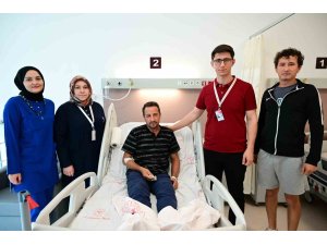 Çekiç kullanırken gözüne metal parça saplandı