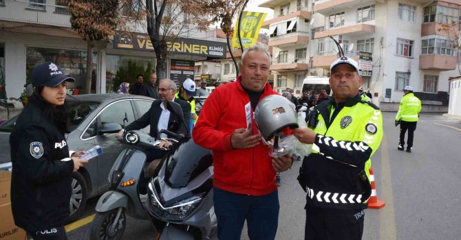Korkuteli ilçesinde motosiklet sürücülerine kask dağıtıldı