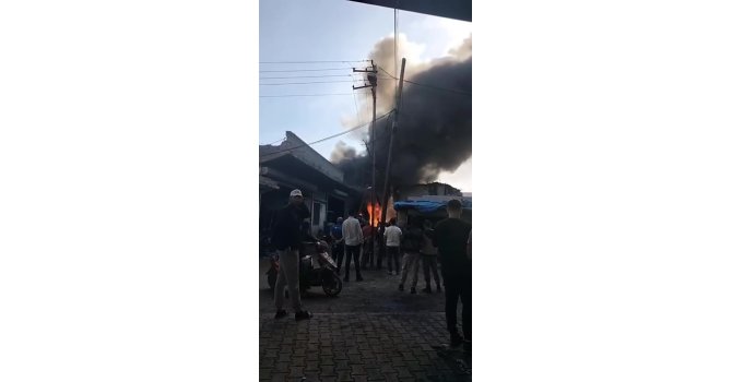 Adana’da hurdacı dükkanı alevlere teslim oldu