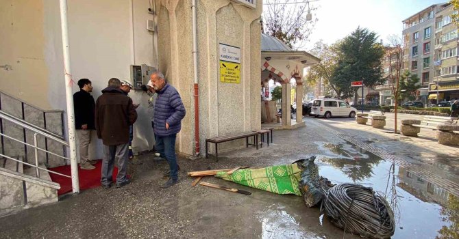 Burdur’da cami minaresinde yangın korkuttu