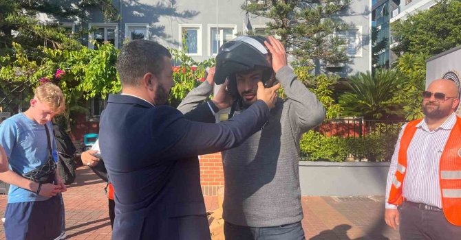 Alanya’da motosiklet sürücülerine ücretsiz kask dağıtıldı