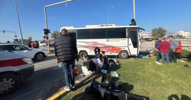 Antalya’da yolcu midibüsü ile otomobil çarpıştı: 4 yaralı