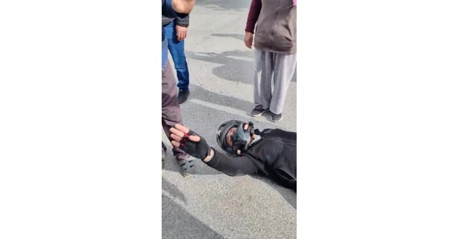 Kazada yaralandı, çarpıştığı aracın sürücüsü ve çocuğunun korktuğunu görünce kendi acısını bir kenara attı