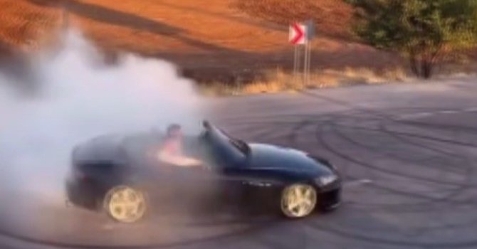 Drift attı tozu dumana kattı: O anları sosyal medyadan paylaşan sürücüye 48 bin 559 TL ceza kesildi