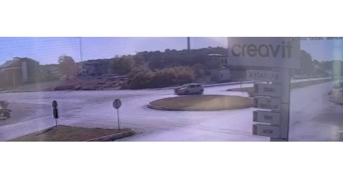 Manavgat’ta iki otomobilin kavşakta çarpışması kameraya yansıdı