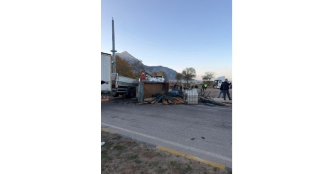 Eğirdir’de iki tırın çarpıştığı kazada sürücülerden biri yaralandı